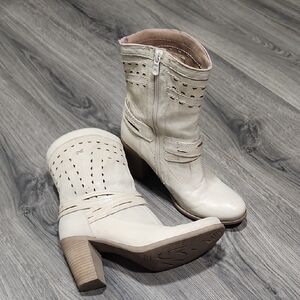 Italian Nero Giardini Ivory Supple Soft Eyelet Leather Heel Boots